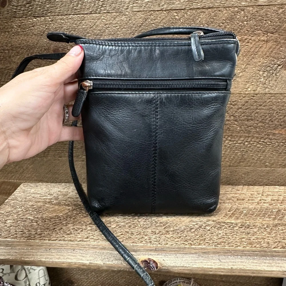 ILI New York Black Leather Crossbody Bag